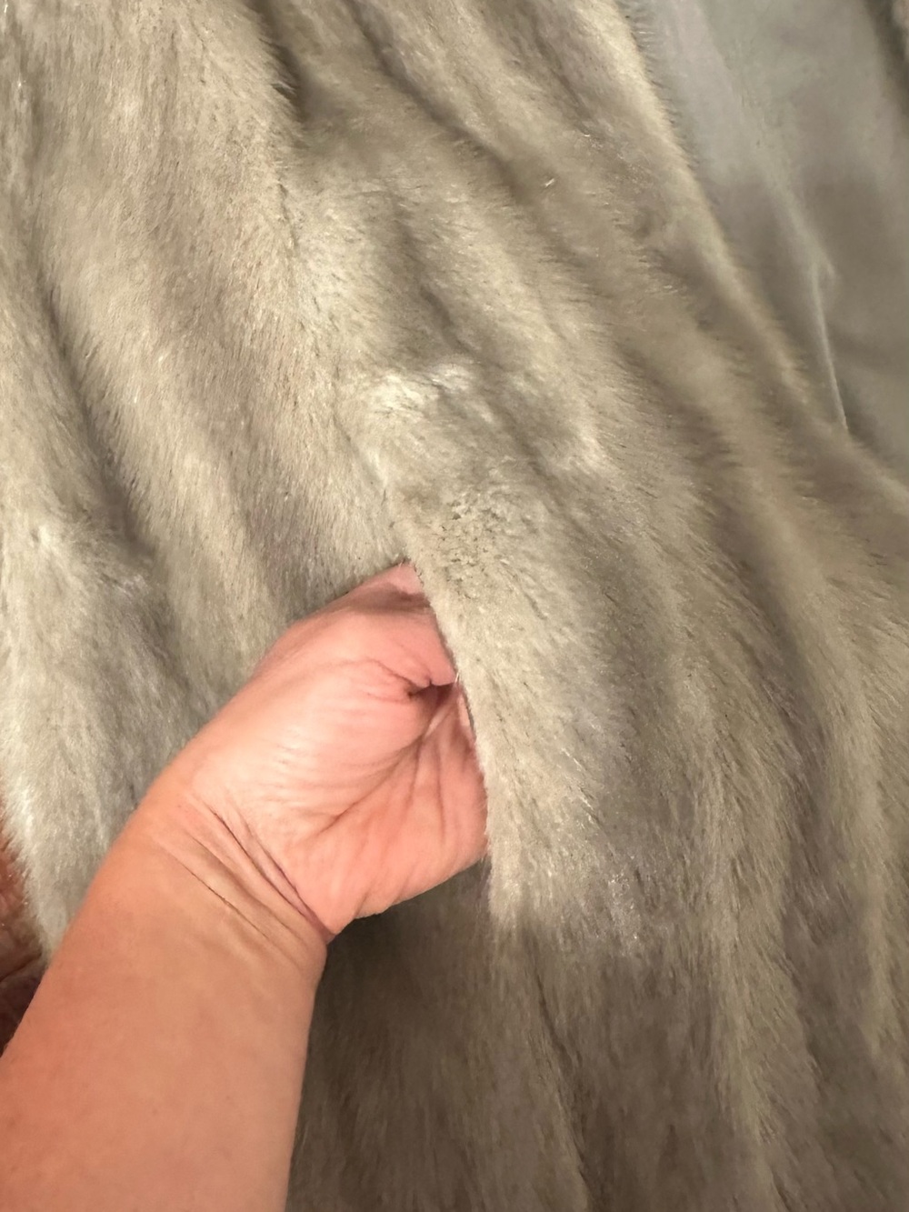 Elegant Fur Shawl - Picture 6 of 9